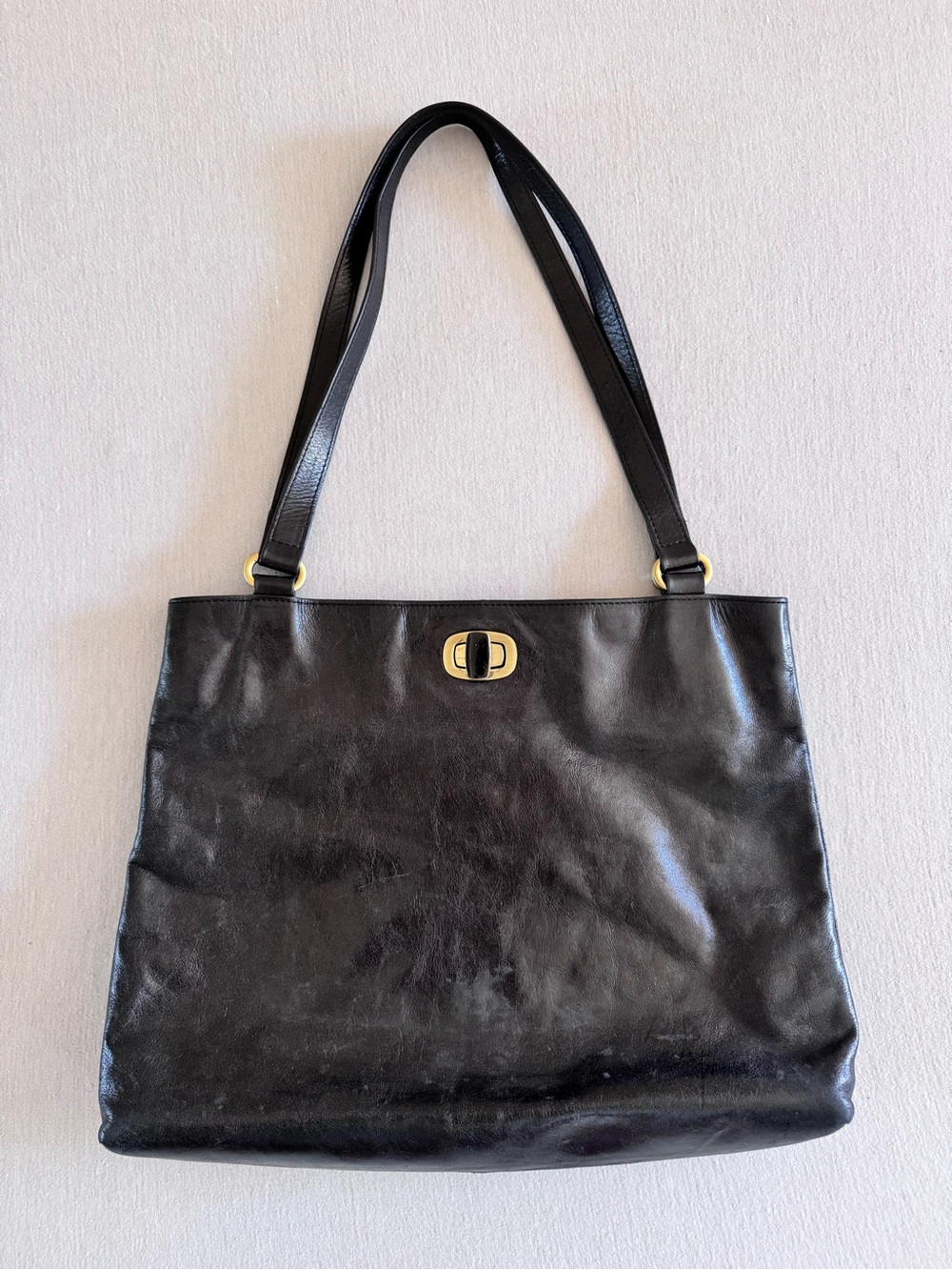 Vintage 90s/2000s HOBO Black Leather Shoulder Bag with Gold-Tone Turnlock
